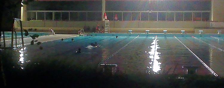 Bagni 'proibiti' nella piscina