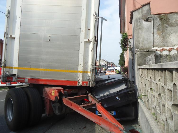 Si sgancia rimorchio del tir, auto schiacciata: due donne miracolate