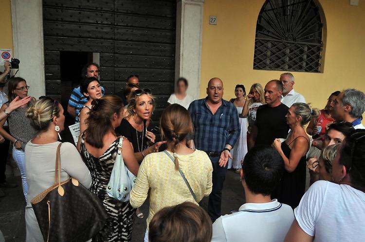 Migranti all'ex convento, genitori protestano in piazza Duomo