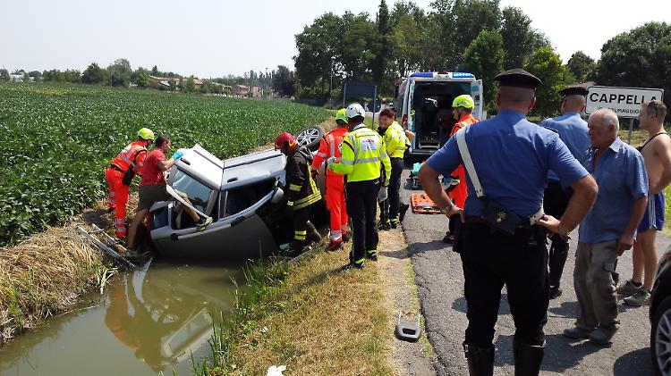 Anziano in auto finisce nel canale