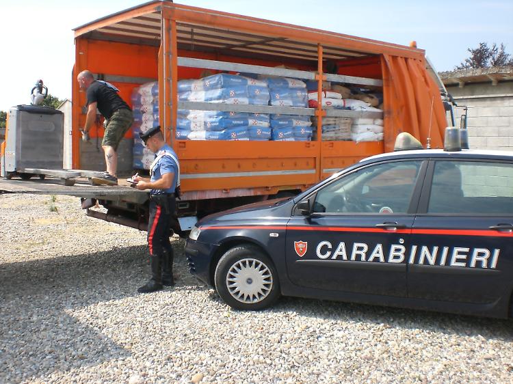 Camion, mangimi e merce rubati, tre persone denunciate