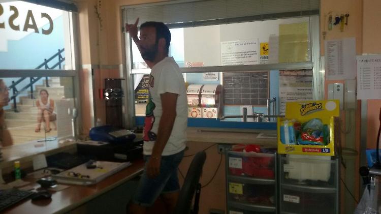Piscina, via soldi e registratore della videosorveglianza