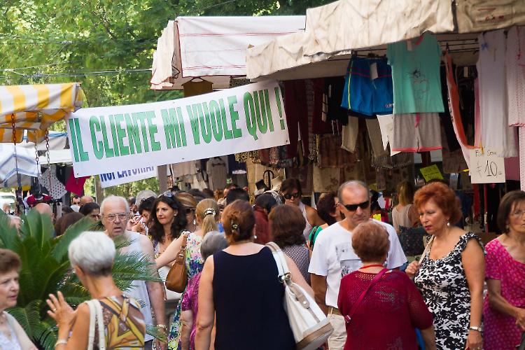 Al mercato va in scena la protesta degli ambulanti