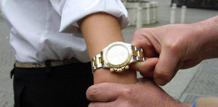 80enne derubato dell'orologio d'oro
