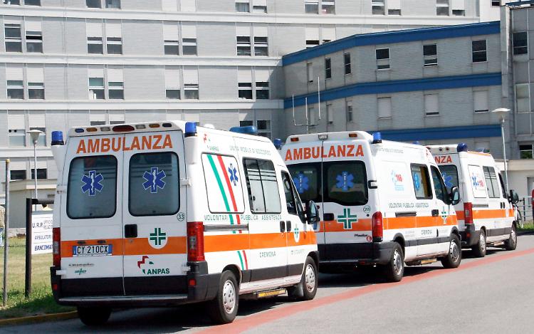 Scontro frontale fra due auto: un 18enne e un 48enne in ospedale