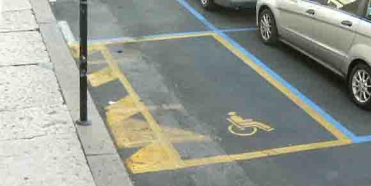 Stalli per disabili occupati dai non disabili