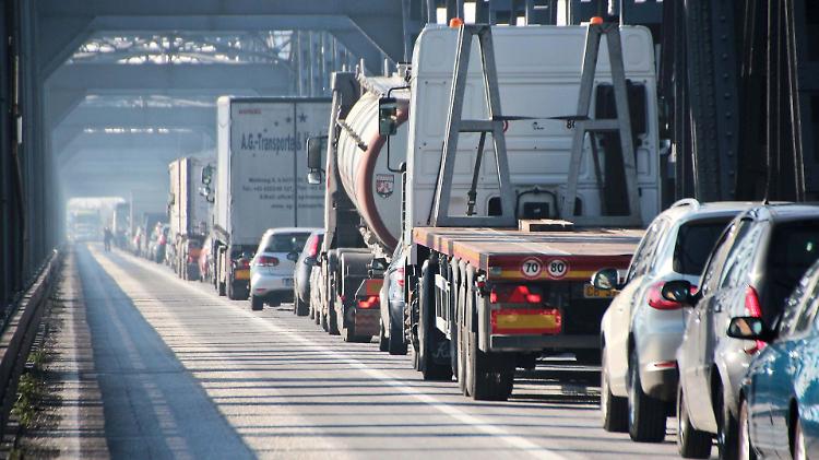 Senso unico sul ponte sul Po, disagi in arrivo lungo la Padana Inferiore