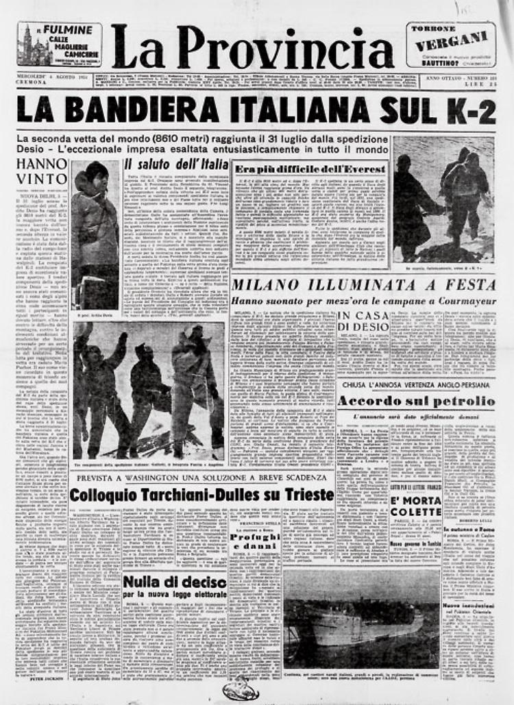 La bandiera italiana sul K-2