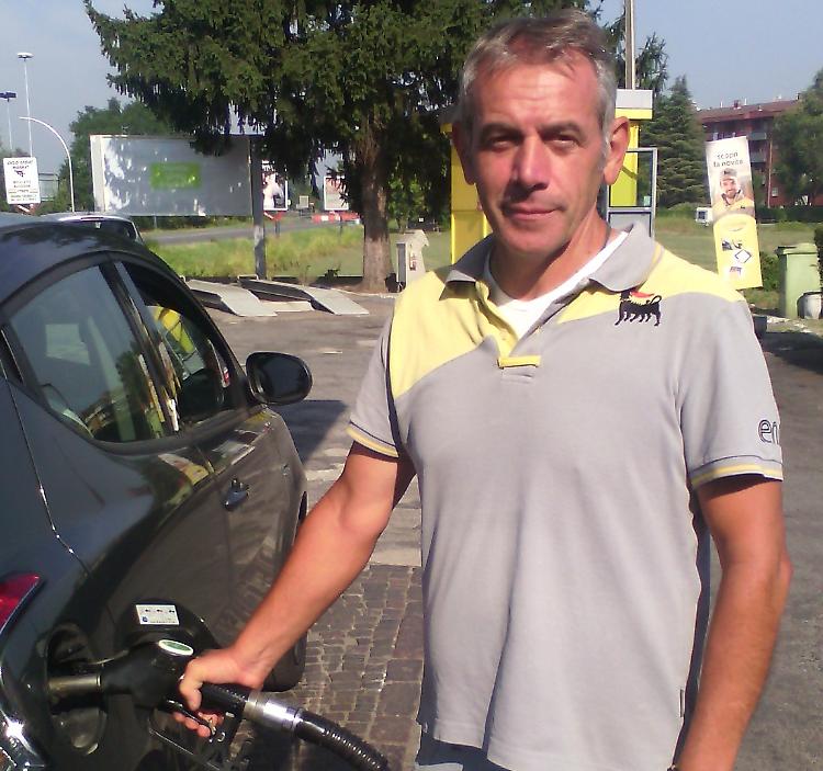 Strada chiusa, benzinaio in ferie