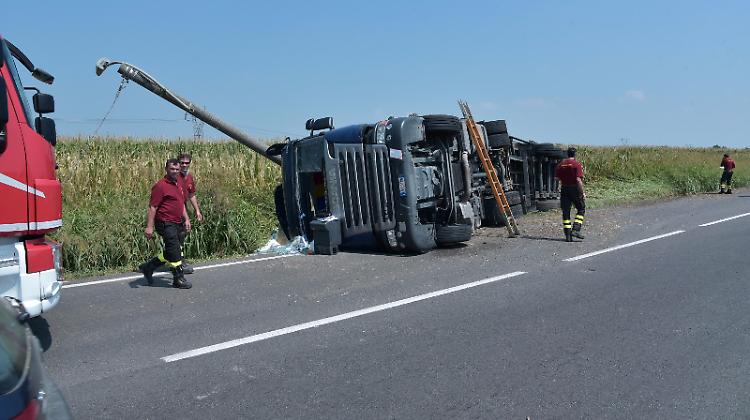 Tir fuori controllo, giù palo della luce