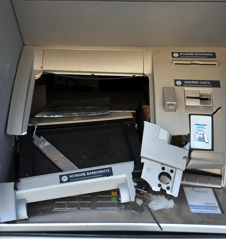 Fanno esplodere il bancomat e fuggono con il bottino
