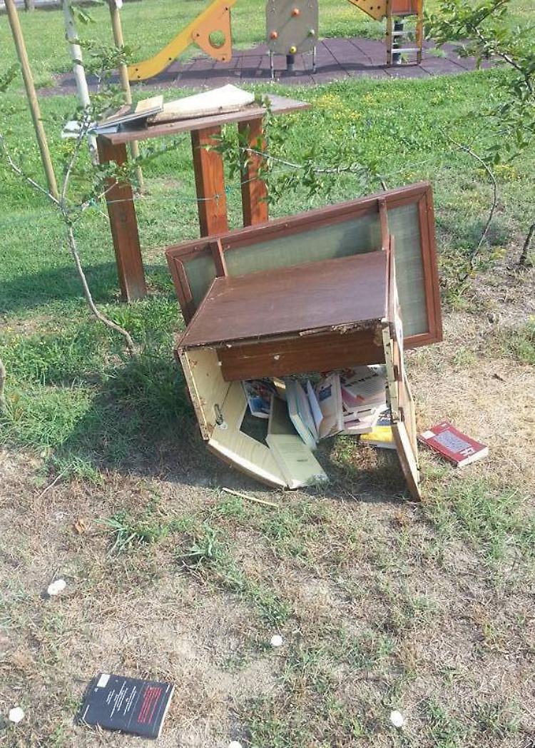 Distrutta una casetta dei libri