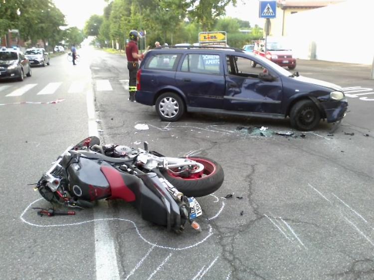 Scontro auto-moto in via Castelleone, grave centauro