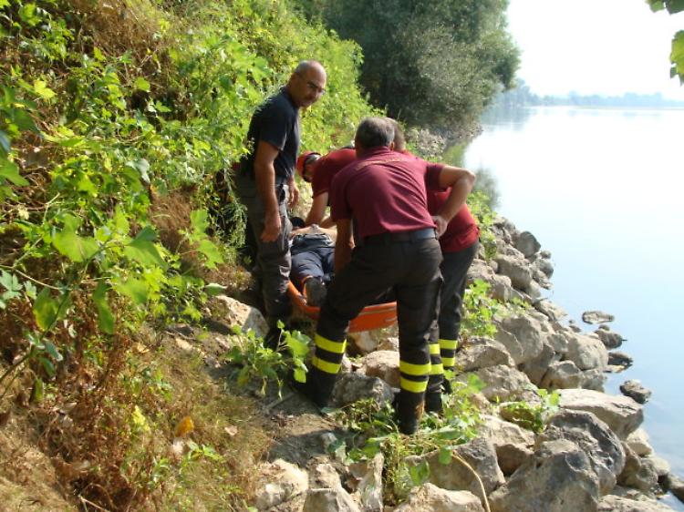 Malore in riva all'Adda, pescatore soccorso dai vigili del fuoco