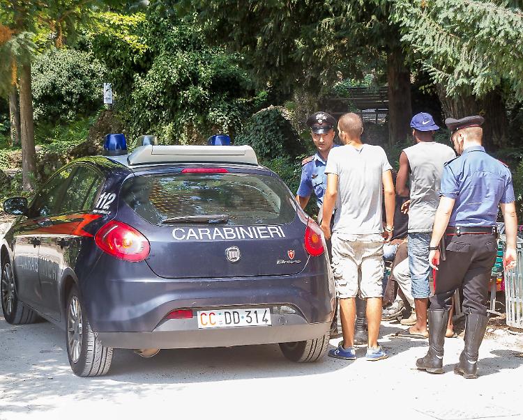 Giardini pubblici, dopo i bivacchi maxi rissa tra stranieri