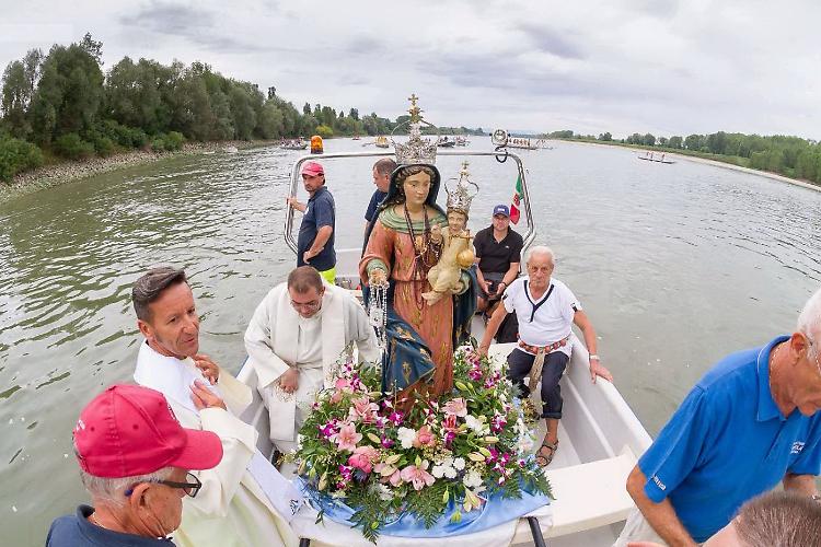 Santa protettrice del fiume, folla alla processione