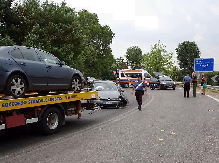 Invade la corsia, scontro frontale