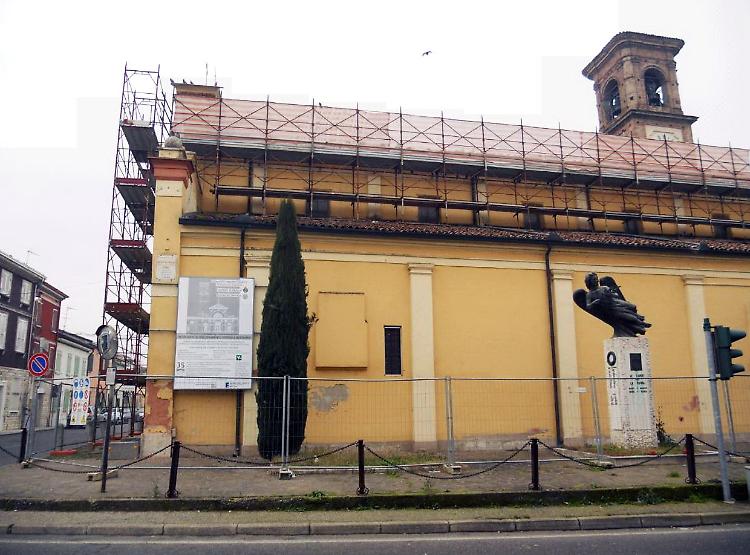 Fedele interrompe la messa