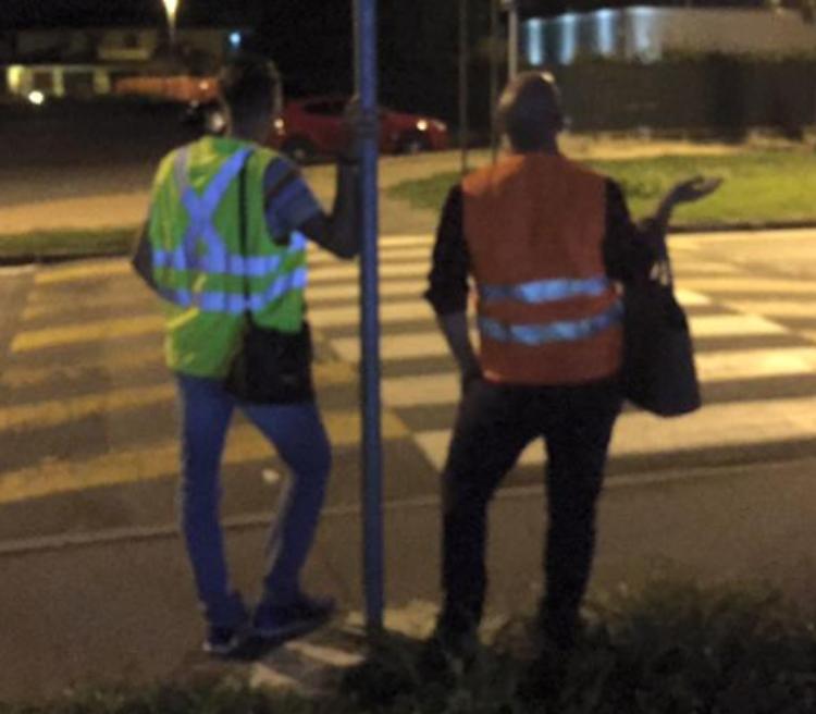 Si travestono da 'lucciole' con i catarifrangenti