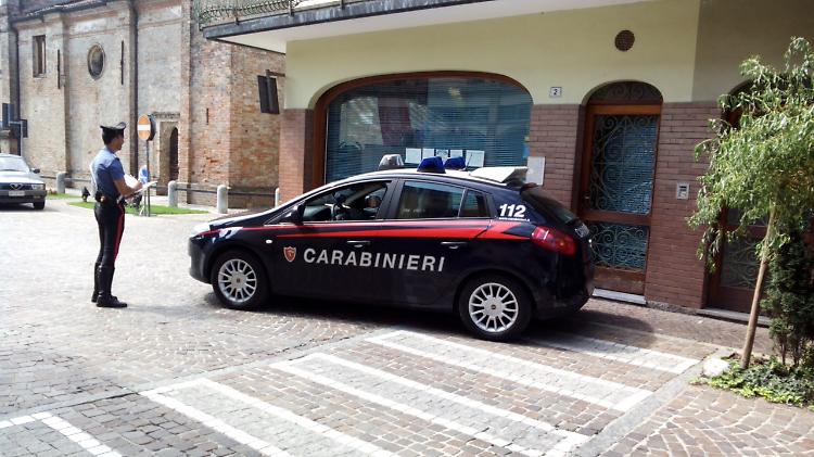 Ruba in un negozio chiuso per ferie