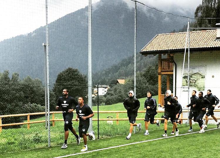 Ritiro Vanoli, atletica sul campo di calcio e pallacanestro nel palazzetto