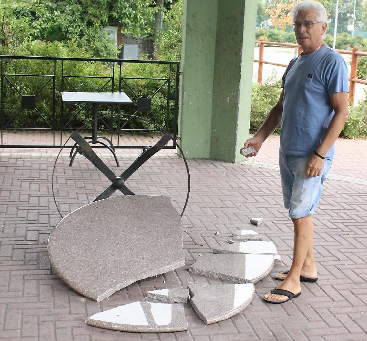 Ragazzini rompono un tavolo e fuggono: filmati, pagheranno