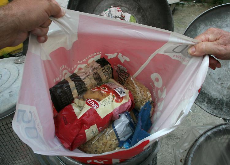 Sacchetti di pasta nei cassonetti