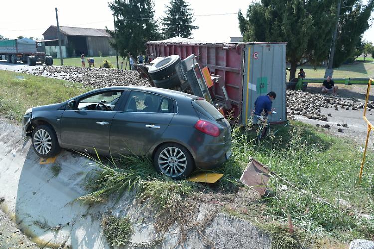 Si rompe il rimorchio, barbabietole sommergono la strada