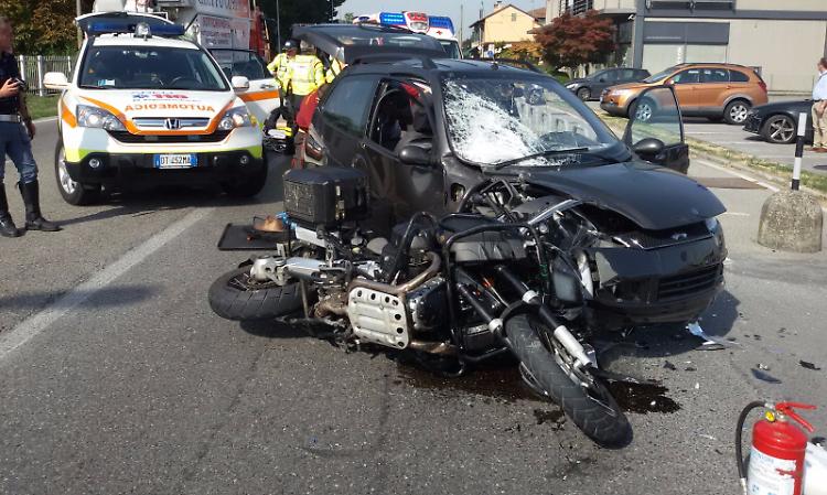 Moto contro auto, grave un centauro