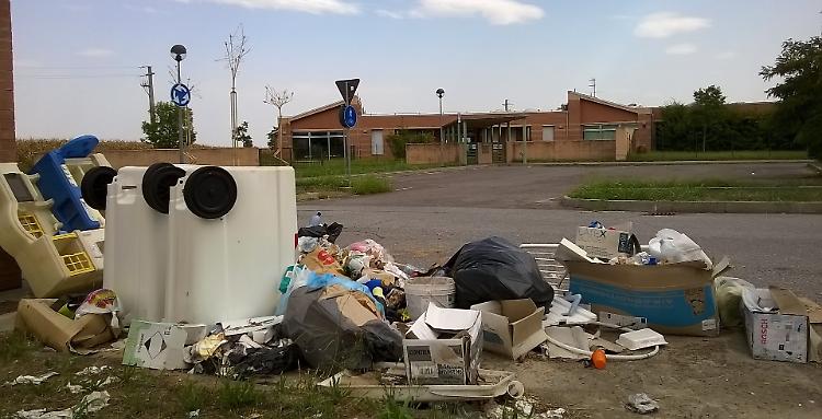 Discarica abusiva davanti a scuola