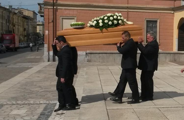 Fiori bianchi per Claudio Vaccari