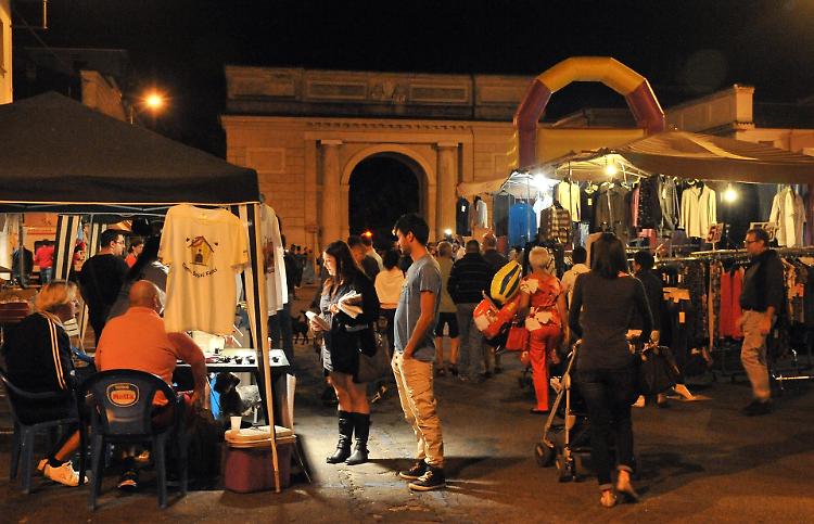 Folla in centro per Lo Sbaracconotte di spettacoli e acquisti