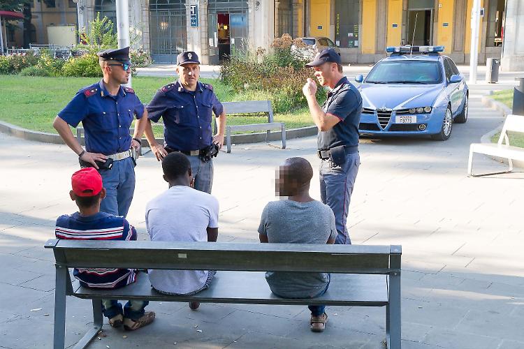 Avevano droga in tasca, due stranieri'pizzicati' ai giardini di piazza Roma 