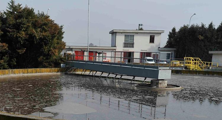 Depuratore, cade sulle lamiere: ferito operaio di 24 anni