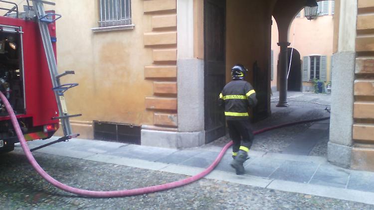 Incendio nella centralissima via Frecavalli