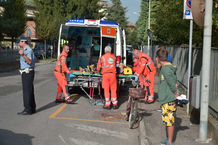 Urta il marciapiede e cade a terra con la bicicletta