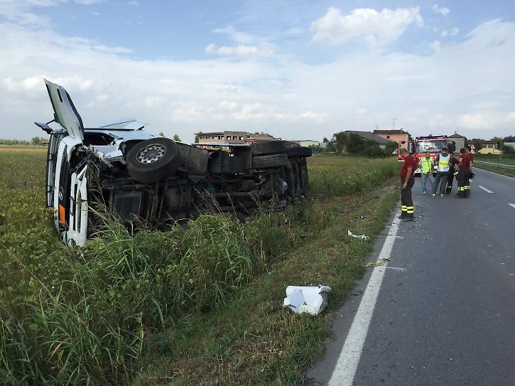 Camion si ribalta, traffico in tilt