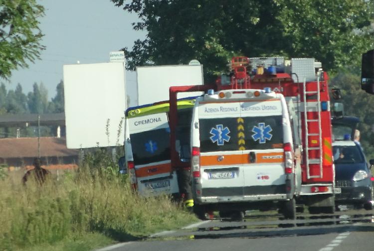 Auto fuori strada, tre feriti