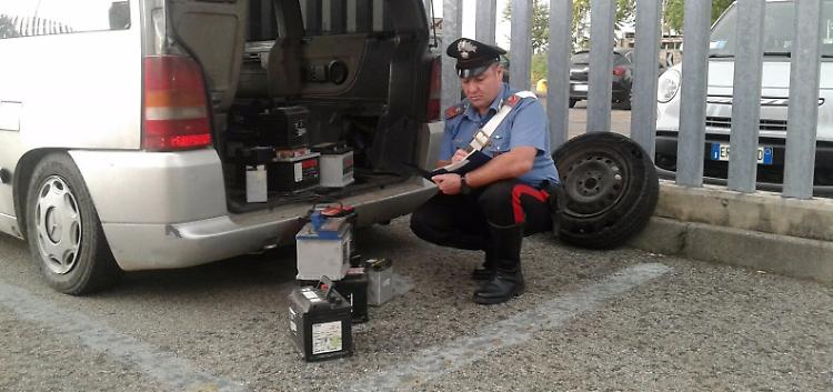 Sul furgone 100 batterie per autoDenunciato il romeno alla guida
