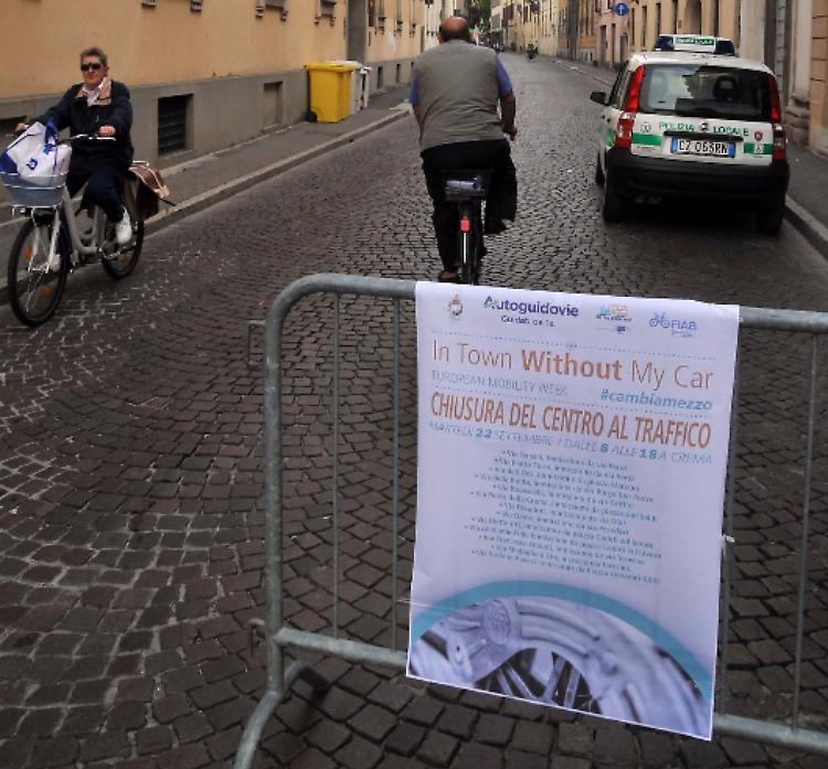 In auto sfonda il varcorischiando di investire un vigile