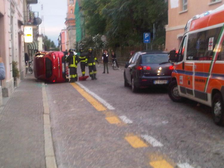 Tampona e si ribaltaTre persone in ospedale