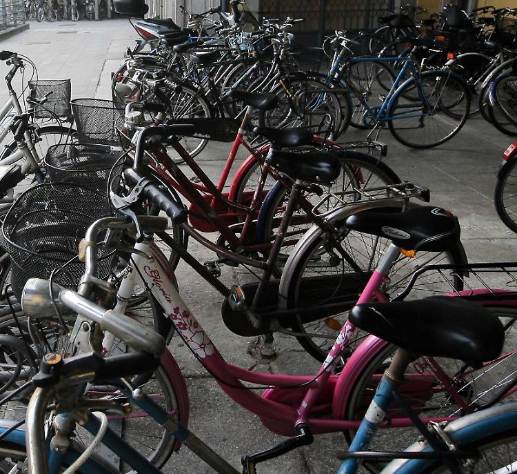 Spariscono una trentina di bici, in azione la gang del furgone