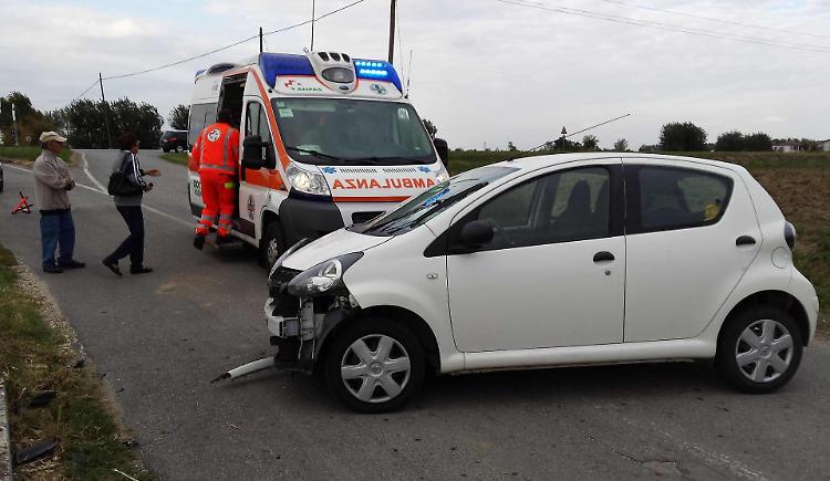 Va dal dentista e si schianta contro un muretto, 27enne ferita