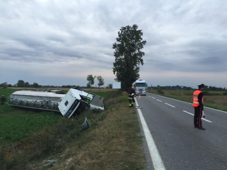 L'autista ha un malore, cisterna fuori strada