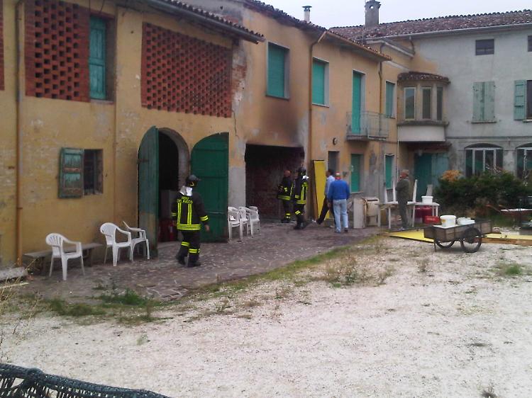 Simulazione antincendio, ma le fiamme sono vere