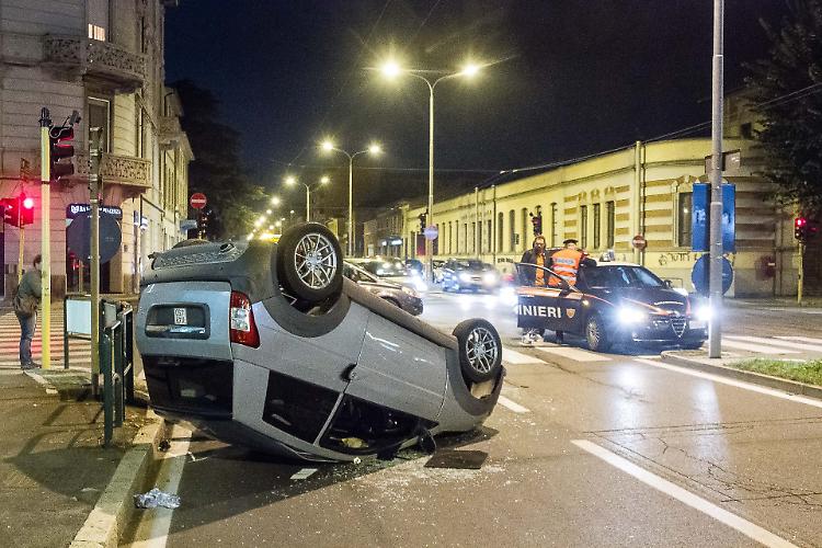 Carambola, auto si ribalta: due feriti