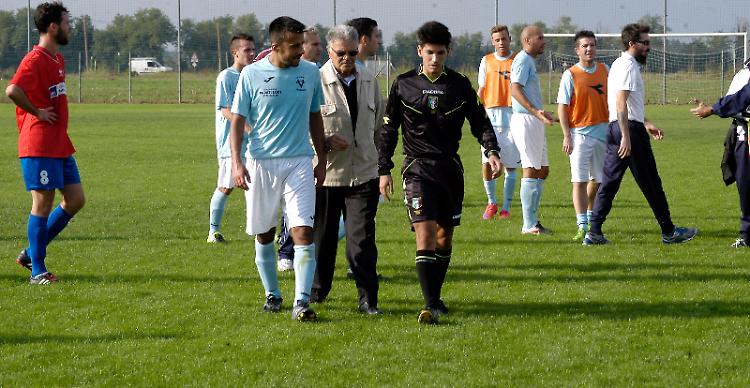 Ammonito, prende a pugni l'arbitro 