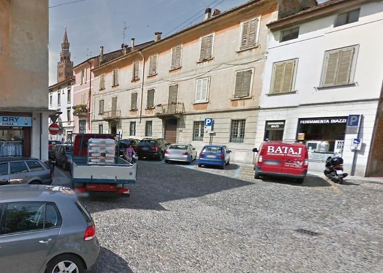 Bottiglie spaccate a terra, trenta persone identificate