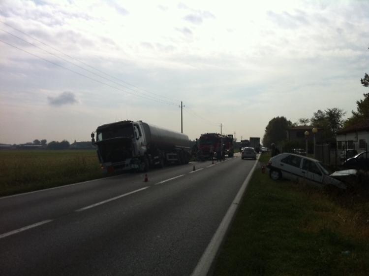 Schianto cisterna e auto, donna ferita e traffico in tilt