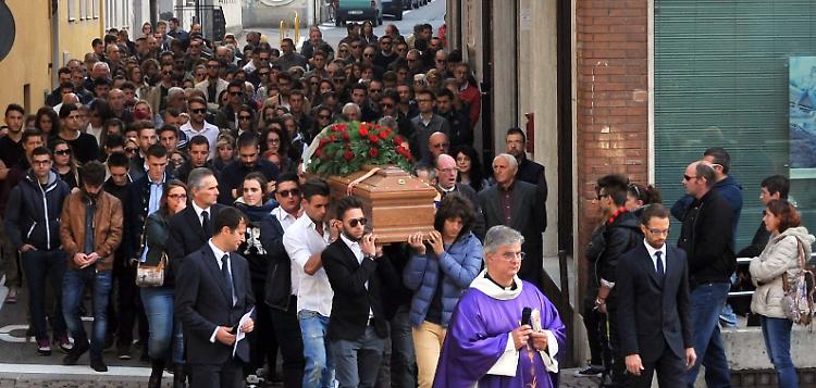 In centinaia per salutare Gabriele